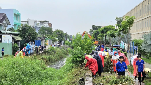 Đo&agrave;n vi&ecirc;n, hội vi&ecirc;n tham gia l&agrave;m sạch d&ograve;ng k&ecirc;nh