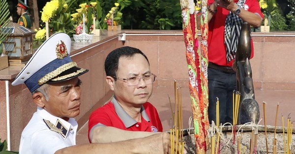 Phó Bí thư Thành ủy TPHCM Nguyễn Văn Hiếu và Chuẩn Đô đốc Lương Việt Hùng, Phó Tư lệnh Quân chủng Hải quân dâng hương.