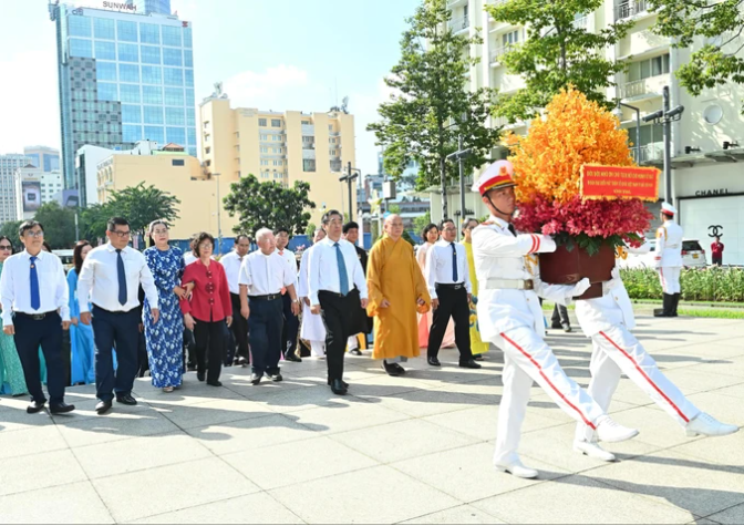 Đồng chí Nguyễn Phước Lộc, Phó Bí thư Thành ủy, Bí thư Đảng Đoàn, Chủ tịch Ủy ban MTTQ Việt Nam TPHCM cùng đoàn đại biểu MTTQ Việt Nam TPHCM dâng hoa tưởng niệm Chủ tịch Hồ Chí Minh. Ảnh: VIỆT DŨNG