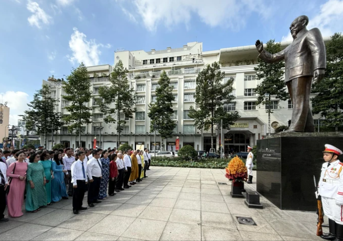 Đồng ch&iacute; Nguyễn Phước Lộc, Ph&oacute; B&iacute; thư Th&agrave;nh ủy, B&iacute; thư Đảng Đo&agrave;n, Chủ tịch Ủy ban MTTQ Việt Nam TPHCM c&ugrave;ng đo&agrave;n đại biểu MTTQ Việt Nam TPHCM d&acirc;ng hoa tưởng niệm Chủ tịch Hồ Ch&iacute; Minh. Ảnh: VIỆT DŨNG