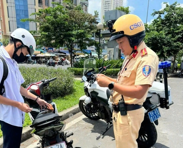 CSGT TP.HCM ra quân kiểm tra xử lý học sinh vi phạm luật giao thông