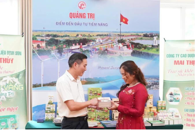 Giới thiệu c&aacute;c sản phẩm đặc trưng của c&aacute;c địa phương b&ecirc;n lề hội nghị. Ảnh: HO&Agrave;NG H&Ugrave;NG