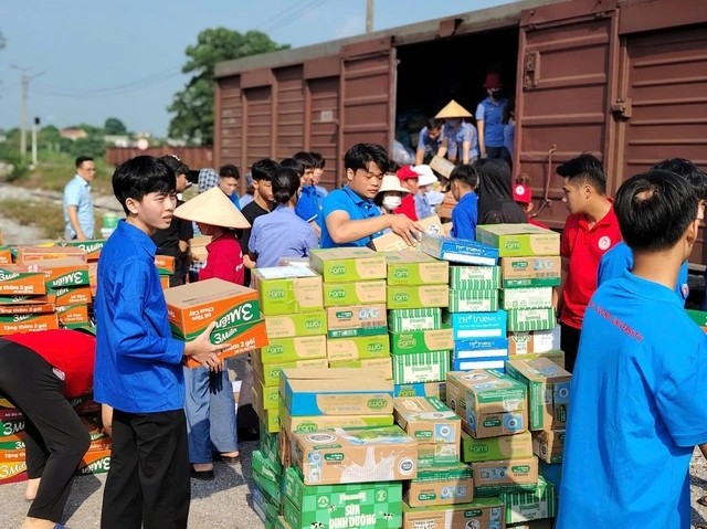 Chuyến hàng cứu trợ đầu tiên từ TP.HCM cập bến tỉnh Phú Thọ để hỗ trợ người dân ảnh hưởng bão số 3