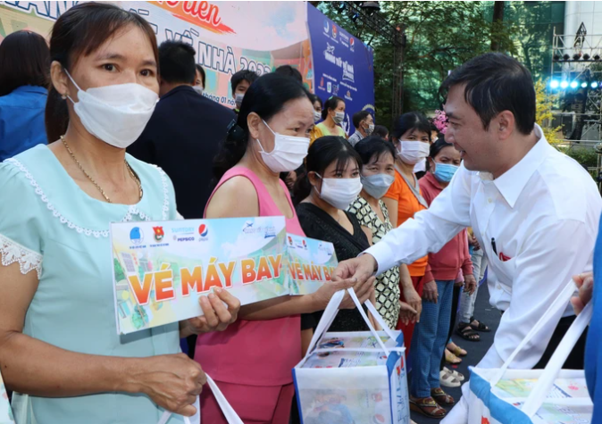 Chăm lo c&ocirc;ng nh&acirc;n lao động kh&oacute; khăn