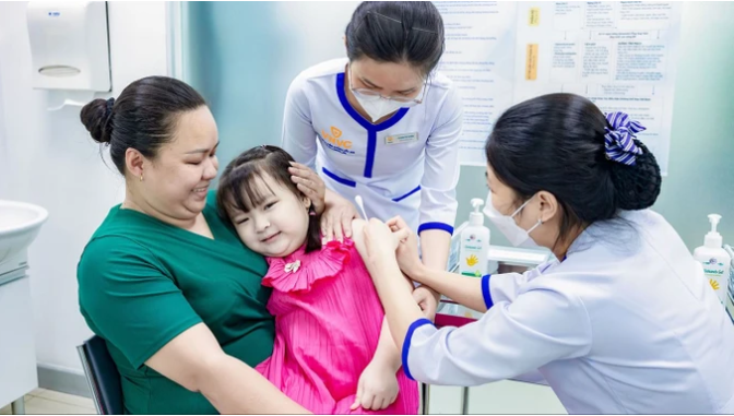 Nh&acirc;n vi&ecirc;n Trung t&acirc;m Ti&ecirc;m chủng VNVC đang ti&ecirc;m vaccine cho người d&acirc;n