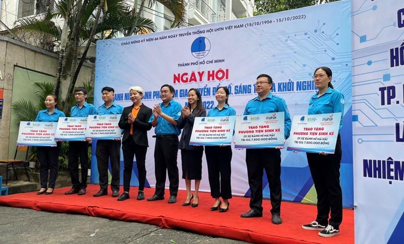 BTC chương trình trao phương tiện sinh kế cho đại diện thanh niên các địa phương. 