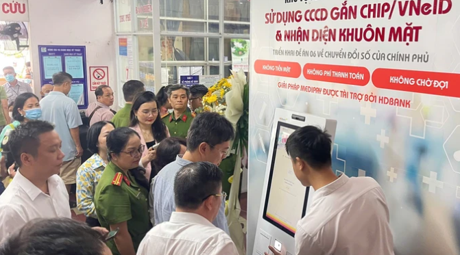 Kiosk Y tế th&ocirc;ng minh gi&uacute;p người d&ugrave;ng giảm tối đa thời gian trong việc đăng k&yacute; kh&aacute;m chữa bệnh được đặt tại Bệnh viện Quận 1