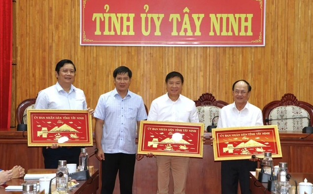 Ông Nguyễn Thành Tâm, Bí thư Tỉnh ủy, Chủ tịch HĐND tỉnh Tây Ninh tặng biểu trưng cảm ơn các đơn vị, doanh nghiệp TP.HCM hỗ trợ xây dựng “Mái ấm công đoàn”