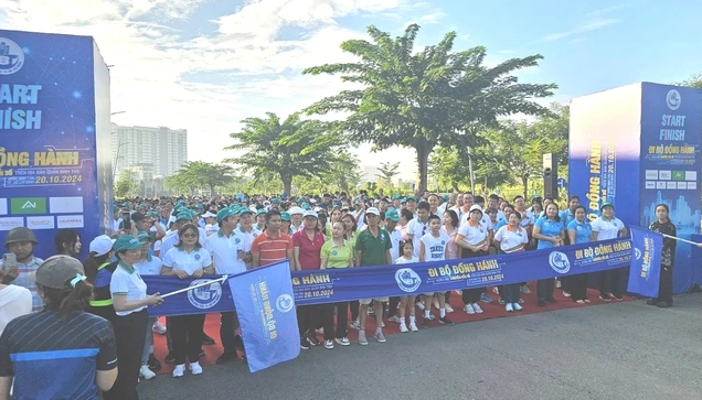 Đông đảo người dân tham gia đi bộ đồng hành hưởng ứng chuyển đổi số tại Q.Bình Tân