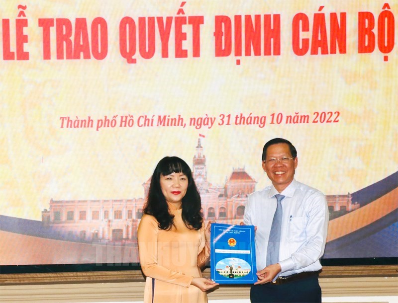 Chủ tịch UBND TPHCM Phan Văn Mãi trao quyết định cho đồng chí Phạm Thị Hồng Hà.