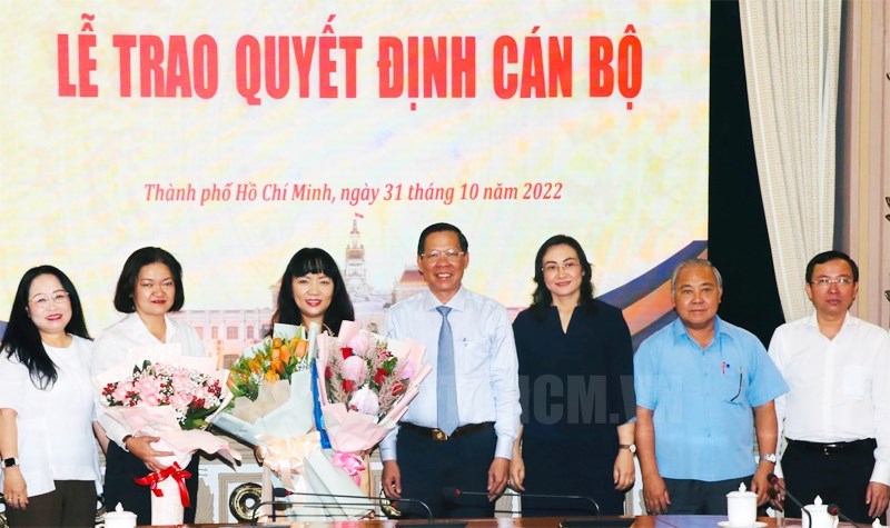 Đồng chí Phan Văn Mãi cùng các đại biểu tặng hoa chúc mừng đồng chí Phạm Thị Hồng Hà.