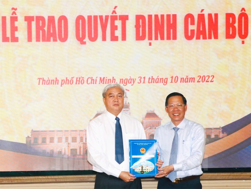 Chủ tịch UBND TPHCM Phan Văn Mãi trao quyết định cho đồng chí Nguyễn Ngọc Thảo.