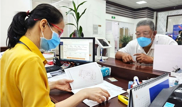 Người dân làm hồ sơ nhà đất tại bộ phận một cửa Q.Phú Nhuận, TP.HCM