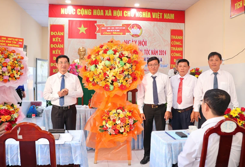 Phó Chủ tịch thường trực UBND TP.HCM Dương Ngọc Hải tặng hoa chúc mừng “Ngày hội Đại đoàn kết toàn dân tộc” tại phường Bình Trị Đông A, quận Bình Tân. Ảnh: B.PHƯƠNG