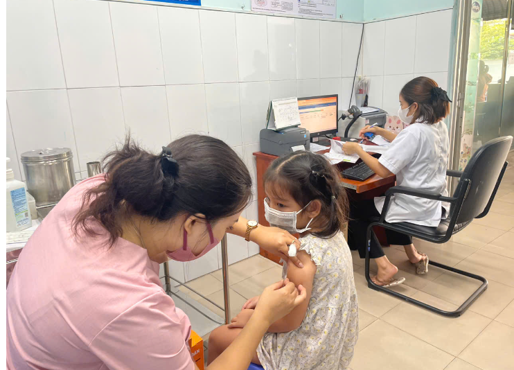 Tiêm vaccine phòng bệnh sởi cho trẻ em. Ảnh: Đan Phương/Báo Tin tức