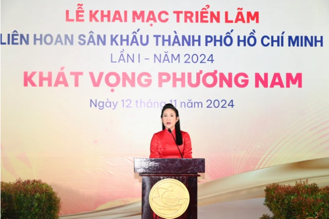 Ph&oacute; Gi&aacute;m đốc Sở VH-TT TPHCM - NSND Nguyễn Thị Thanh Th&uacute;y ph&aacute;t biểu khai mạc Triển l&atilde;m ảnh "Li&ecirc;n hoan S&acirc;n khấu Kịch TPHCM lần 1 năm 2024 - Kh&aacute;t vọng Phương Nam" tại C&ocirc;ng vi&ecirc;n Lam Sơn. Ảnh: DŨNG PHƯƠNG