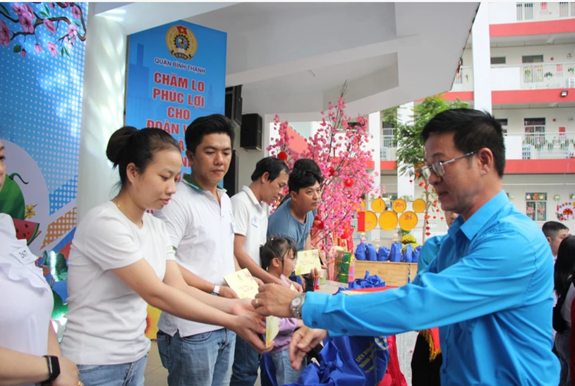 Ông Cao Hồng Hà, Chủ tịch LĐLĐ quận Bình Thạnh, tặng quà cho người lao động tại Chương trình 