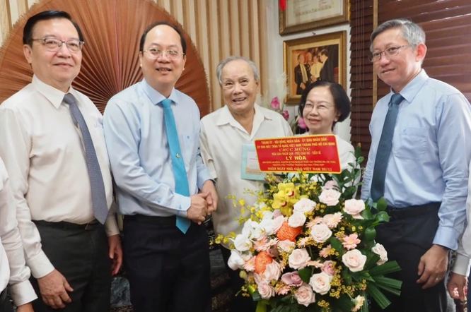 Phó Bí thư Thường trực Thành ủy TPHCM Nguyễn Hồ Hải cùng đoàn đến thăm, chúc mừng Anh hùng Lao động, Nhà giáo Nhân dân, PGS-TS Lý Hòa nhân dịp 20-11. Ảnh: HOÀNG HÙNG