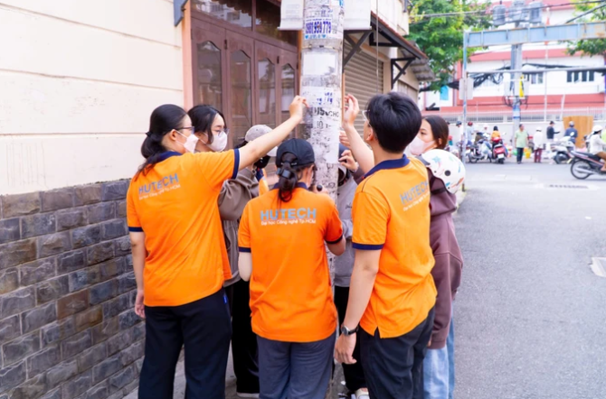 Học sinh, sinh vi&ecirc;n v&agrave; c&aacute;c thầy c&ocirc; gi&aacute;o b&oacute;c gỡ quảng c&aacute;o bẩn