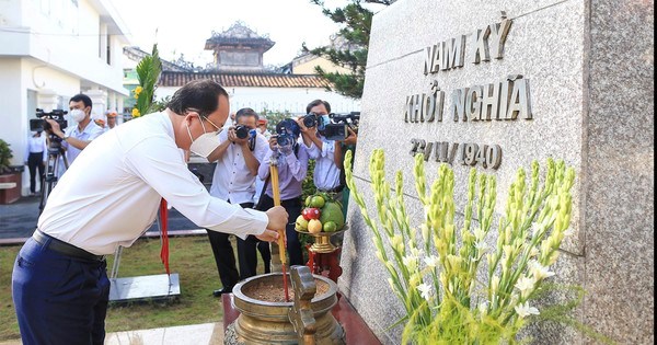 Đồng chí Nguyễn Hồ Hải, Phó Bí thư Thành ủy TPHCM dâng hương  ở di tích ngày Nam Kỳ khởi nghĩa tại huyện Hóc Môn, TPHCM. Ảnh: DŨNG PHƯƠNG