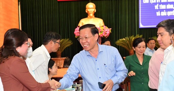 Chủ tịch UBND TPHCM Phan Văn Mãi trao đổi với các đại biểu trước buổi làm việc. Ảnh: VIỆT DŨNG