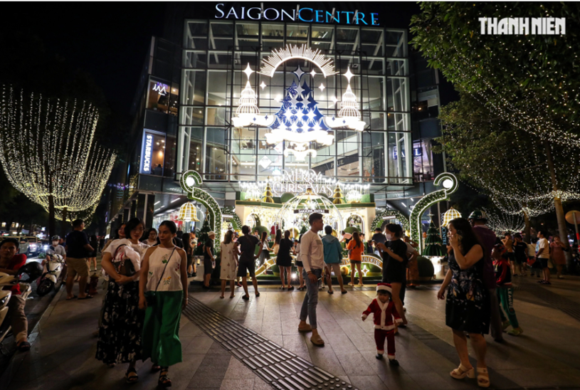 Trung tâm thương mại Saigon Centre (Q.1) cũng đã trang trí Giáng sinh rực rỡ, thu hút rất đông người dân TP.HCM đến vui