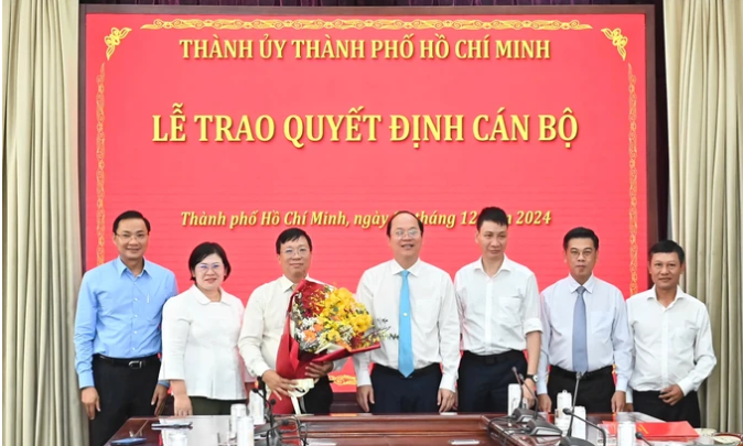 Ph&oacute; B&iacute; thư Thường trực Th&agrave;nh ủy TPHCM Nguyễn Hồ Hải trao quyết định đến đồng ch&iacute; Nguyễn Thanh Nh&atilde;. Ảnh: VIỆT DŨNG