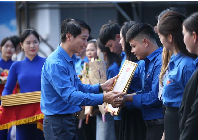 Nguyên Bí thư T.Ư Đoàn, nguyên Chủ tịch Hội LHTN Việt Nam Nguyễn Ngọc Lương trao bằng khen cho các thanh niên công nhân tiêu biểu trên địa bàn Hà Nội năm 2023