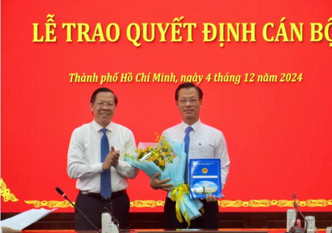 Chủ tịch UBND TPHCM Phan Văn M&atilde;i ch&uacute;c mừng &ocirc;ng Đậu An Ph&uacute;c nhận nhiệm vụ mới