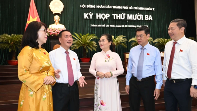 Chủ tịch HĐND TPHCM Nguyễn Thị Lệ trao đổi c&ugrave;ng đại biểu tại kỳ họp. Ảnh: VIỆT DŨNG