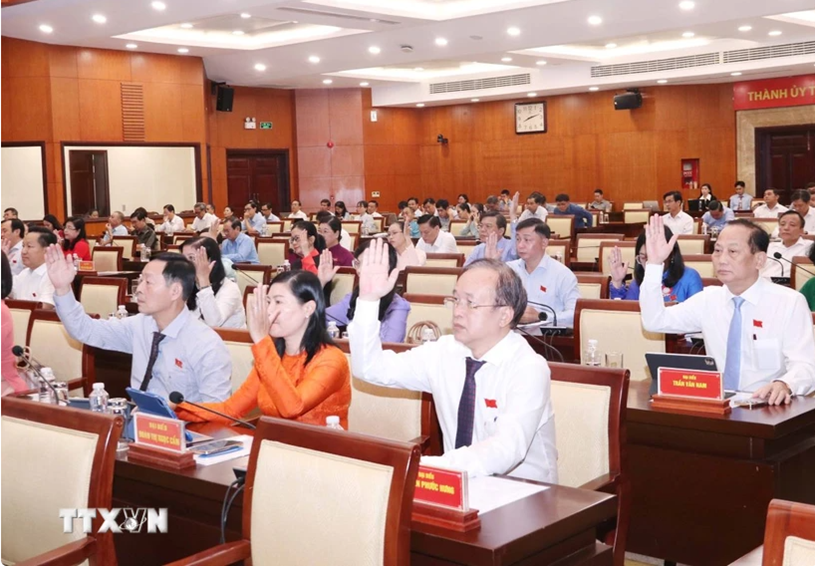 Đại biểu Hội đồng Nhân dân Thành phố Hồ Chí Minh biểu quyết thông qua 51 Nghị quyết của Kỳ họp thứ 20. (Ảnh: Xuân Khu/TTXVN)