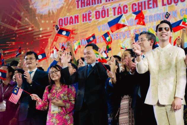 &nbsp;Ph&oacute; thủ tướng Trần Lưu Quang c&ugrave;ng c&aacute;c đại biểu trong chương tr&igrave;nh ch&agrave;o mừng Festival thanh ni&ecirc;n ASEAN - Nhật Bản 2023 - Ảnh: THANH HIỆP