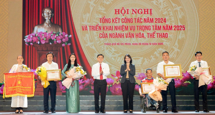 L&atilde;nh đạo TP.HCM tặng bằng khen cho c&aacute;c c&aacute; nh&acirc;n t&iacute;ch cực đ&oacute;ng g&oacute;p v&agrave; c&oacute; th&agrave;nh t&iacute;ch trong năm 2024.&nbsp;