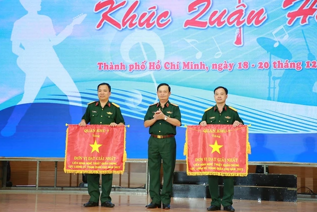Trung tướng Trần Ho&agrave;i Trung (giữa) trao giải nhất cho đơn vị đoạt giải.