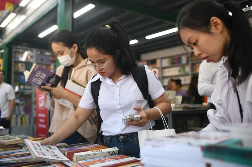 Ngay trong ng&agrave;y khai mạc, Đường s&aacute;ch TP Thủ Đức đ&atilde; thu h&uacute;t đ&ocirc;ng đảo người d&acirc;n.