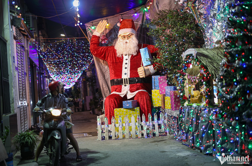 Hẻm 78 Chấn Hưng (quận T&acirc;n B&igrave;nh) trang tr&iacute; &ocirc;ng gi&agrave; Noel khổng lồ khiến người d&acirc;n đi ngang qua đều t&ograve; m&ograve;, th&iacute;ch th&uacute;. Người d&acirc;n đ&atilde; bắt đầu trang tr&iacute; từ đầu th&aacute;ng 12 v&agrave; sẽ giữ lại kh&ocirc;ng gian n&agrave;y cho đến lễ Hiển linh (40 ng&agrave;y sau lễ Gi&aacute;ng sinh).