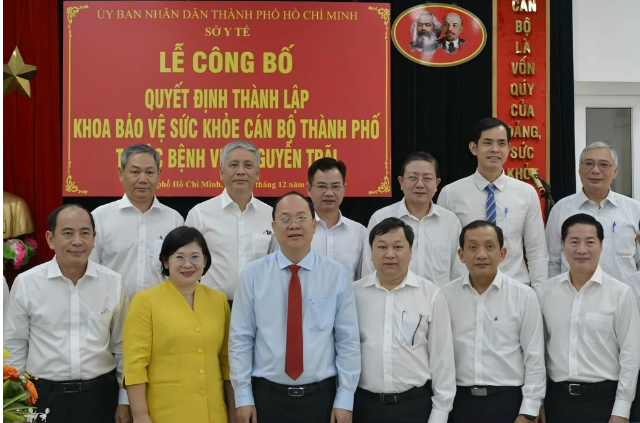 Các đại biểu chụp ảnh lưu niệm tại buổi lễ thành lập khoa Bảo vệ sức khỏe cán bộ TP.HCM