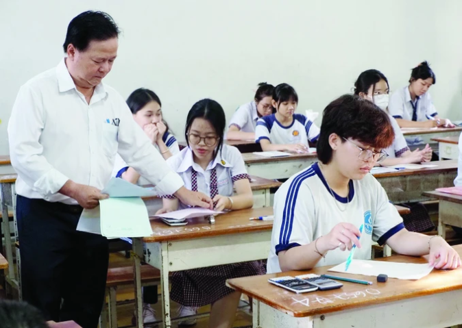 Th&iacute; sinh tham gia kỳ thi tốt nghiệp THPT năm 2024 tại TPHCM. Ảnh: THU T&Acirc;M