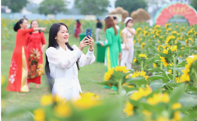 Ngay ngày đầu mở cửa, vườn hoa đã thu hút rất nhiều du khách đến để dạo chơi và tranh thủ chụp ảnh kỉ niệm.