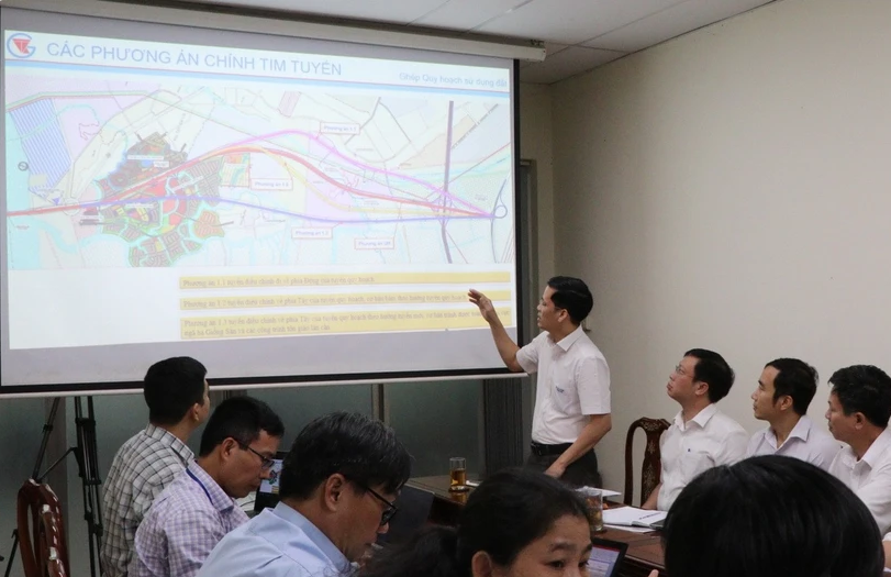 Các đại biểu nghe giới thiệu về dự án cầu Cát Lái. (Ảnh: Công Phong/TTXVN)