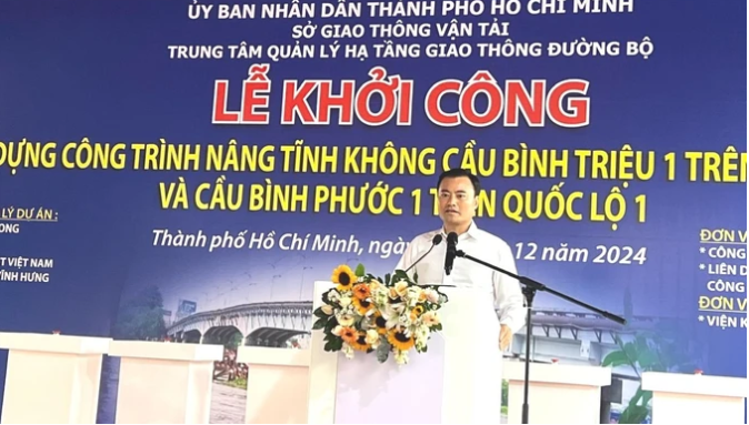Ph&oacute; Chủ tịch UBND TPHCM B&ugrave;i Xu&acirc;n Cường y&ecirc;u cầu chủ đầu tư v&agrave; c&aacute;c đơn vị thi c&ocirc;ng gi&aacute;m s&aacute;t đảm bảo chất lượng c&ocirc;ng tr&igrave;nh v&agrave; an to&agrave;n trong thi c&ocirc;ng. Ảnh: QUỐC H&Ugrave;NG
