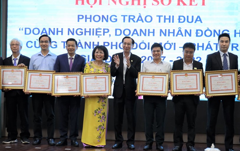 C&aacute;c doanh nghiệp xuất sắc trong phong tr&agrave;o thi đua được nhận bằng khen của UBND Th&agrave;nh phố