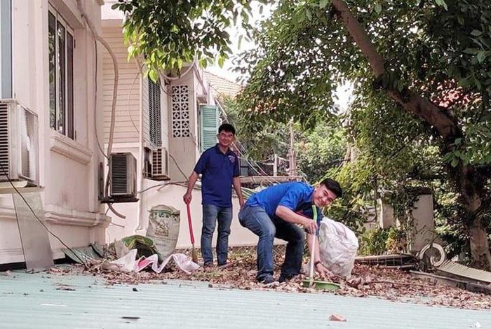 C&ocirc;ng chức, vi&ecirc;n chức, lao động TP HCM tham gia vệ sinh nơi l&agrave;m việc - Ảnh: b&aacute;o Người Lao Động