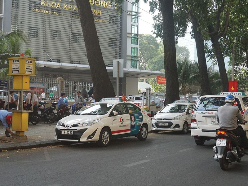 Điểm đ&oacute;n taxi cố định trước cổng BV Nhi đồng 2 - Ảnh: b&aacute;o Ph&aacute;p Luật TPHCM