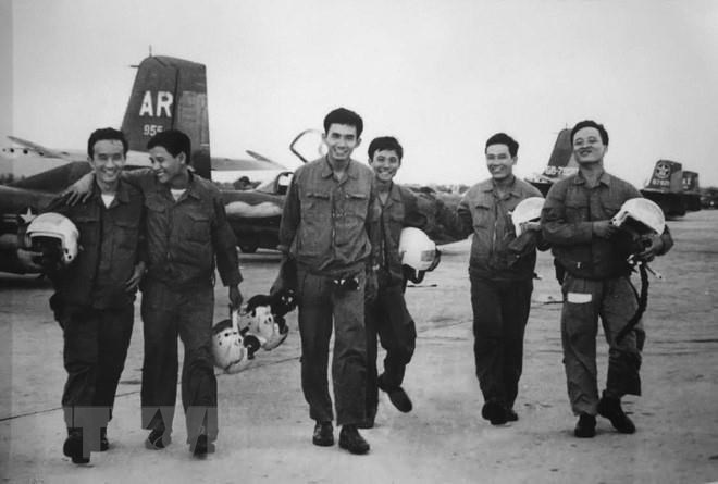 Phi đội Quyết thắng tại s&acirc;n bay Th&agrave;nh Sơn (Phan Rang) chiều 28/4/1975 sau khi tấn c&ocirc;ng s&acirc;n bay T&acirc;n Sơn Nhất. (Ảnh: Tư liệu/TTXVN)