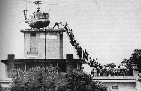 Người Mỹ rời khỏi Việt Nam bằng m&aacute;y bay trực thăng tr&ecirc;n n&oacute;c một t&ograve;a nh&agrave; c&aacute;ch sứ qu&aacute;n Mỹ ở S&agrave;i G&ograve;n 500m, ng&agrave;y 29/4/1975. (Ảnh: Tư liệu/TTXVN)
