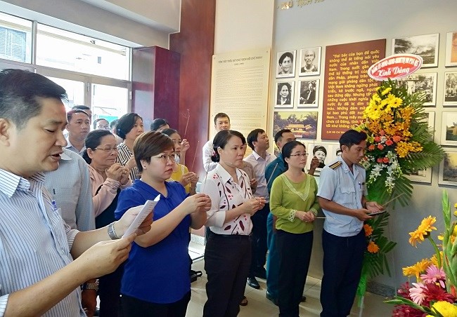 Mỗi năm c&oacute; h&agrave;ng trăm đo&agrave;n đến tham quan v&agrave; d&acirc;ng hương, hoa l&ecirc;n Chủ tịch Hồ Ch&iacute; Minh tại Di t&iacute;ch lịch sử n&agrave;y. Ảnh: Trung t&acirc;m Văn h&oacute;a Quận 5 cung cấp