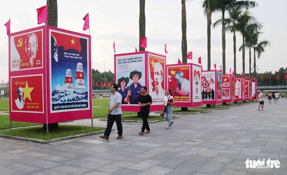 Triển l&atilde;m tranh cổ động ch&agrave;o mừng kỷ niệm 130 năm ng&agrave;y sinh Chủ tịch Hồ Ch&iacute; Minh tại Quảng trường Hồ Ch&iacute; Minh, TP Vinh - Ảnh: DO&Atilde;N H&Ograve;A