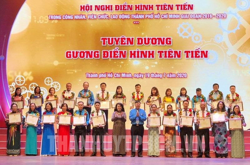 Ph&oacute; Tổng Li&ecirc;n đo&agrave;n Lao động Việt Nam Phan Văn Anh v&agrave; Chủ tịch Ủy ban MTTQ Việt Nam TP T&ocirc; Thị B&iacute;ch Ch&acirc;u tuy&ecirc;n dương c&aacute;c tập thể điển h&igrave;nh ti&ecirc;n tiến ti&ecirc;u biểu cho phong tr&agrave;o thi đua y&ecirc;u nước trong c&ocirc;ng nh&acirc;n, vi&ecirc;n chức, lao động TPHCM giai đoạn 2016 - 2020.