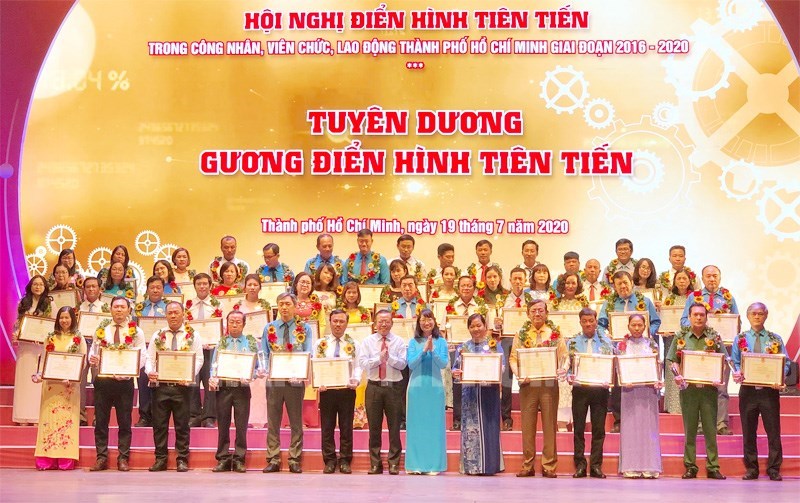 Trưởng Ban D&acirc;n vận Th&agrave;nh ủy TP Nguyễn Hữu Hiệp v&agrave; Chủ tịch Li&ecirc;n đo&agrave;n Lao động TP Trần Thị Diệu Thu&yacute; tuy&ecirc;n dương c&aacute;c tập thể điển h&igrave;nh ti&ecirc;n tiến ti&ecirc;u biểu cho phong tr&agrave;o thi đua y&ecirc;u nước trong c&ocirc;ng nh&acirc;n, vi&ecirc;n chức, lao động TPHCM giai đoạn 2016 - 2020.